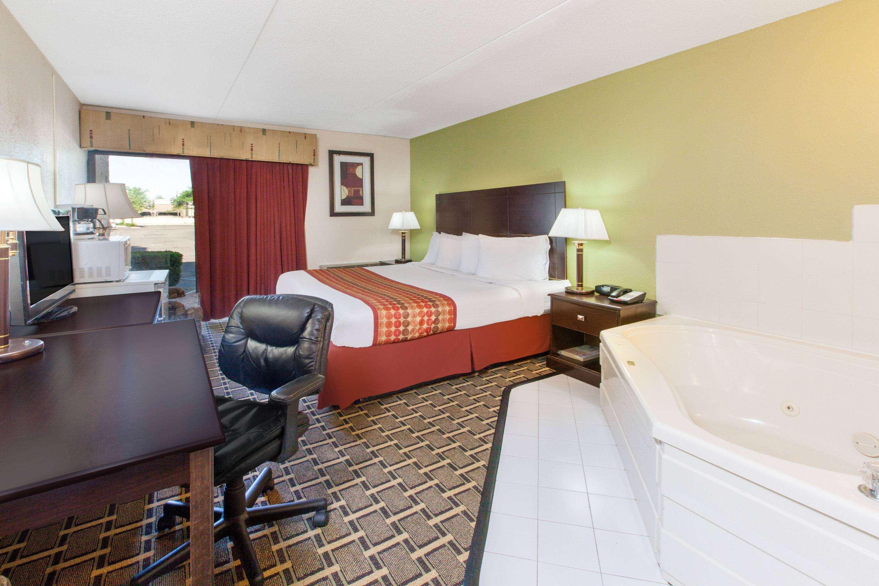 Days Inn & Suites By Wyndham Madison Heights Mi Exterior foto