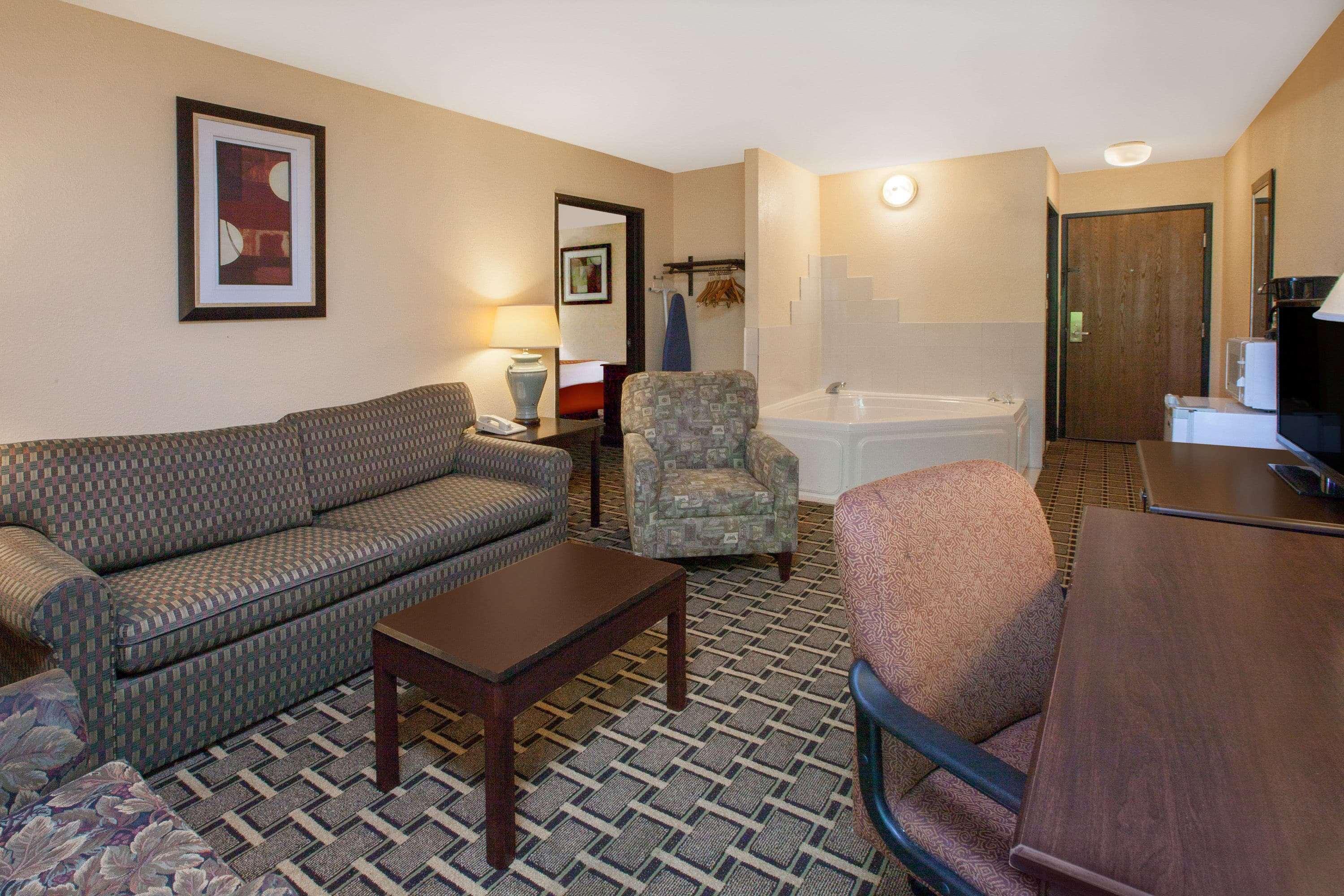 Days Inn & Suites By Wyndham Madison Heights Mi Exterior foto