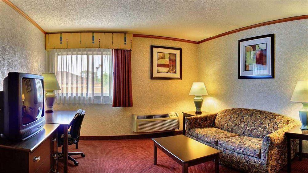 Days Inn & Suites By Wyndham Madison Heights Mi Exterior foto