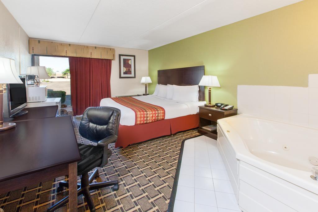 Days Inn & Suites By Wyndham Madison Heights Mi Exterior foto