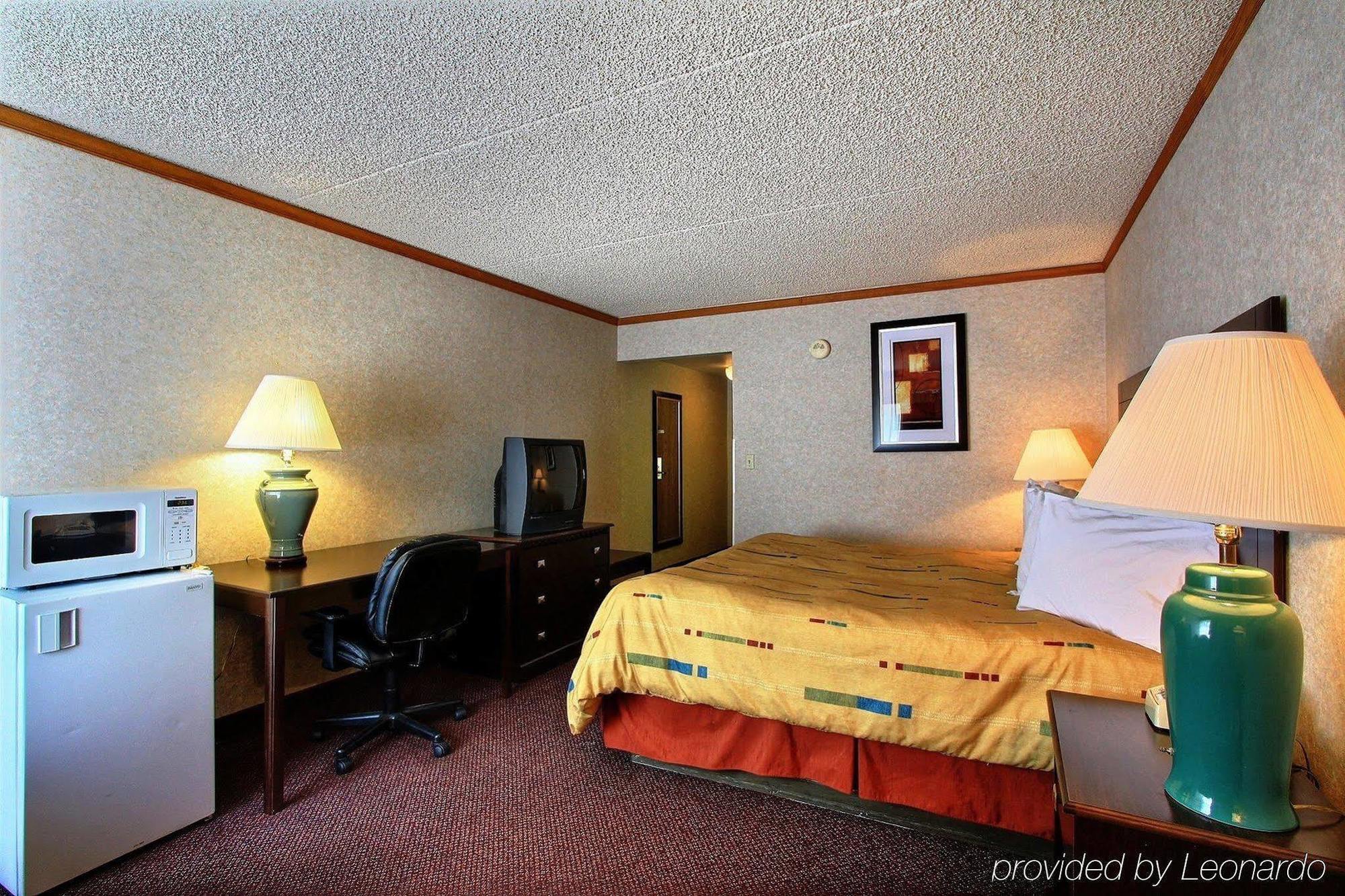 Days Inn & Suites By Wyndham Madison Heights Mi Exterior foto