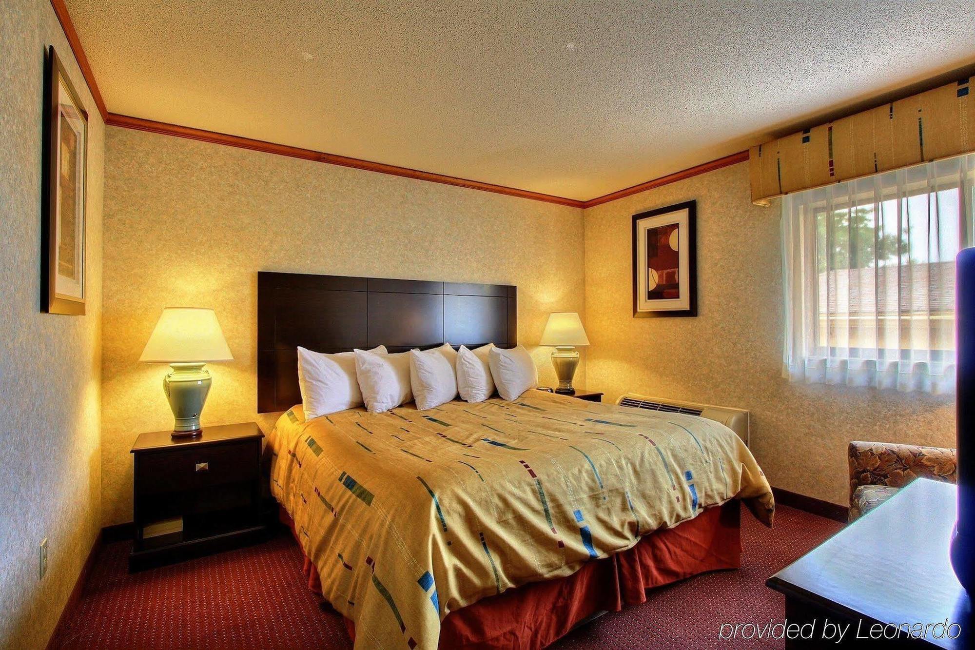 Days Inn & Suites By Wyndham Madison Heights Mi Habitación foto